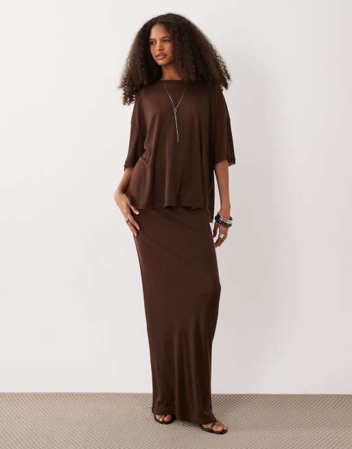 SNDYS - Coordinato in maglia sottile color cioccolato con T-shirt con spalle scese e gonna lunga