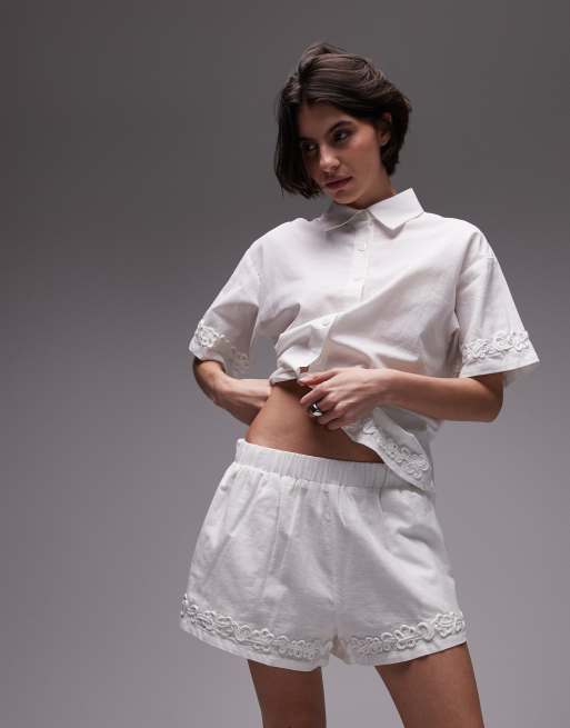 SNDYS - Coordinato misto lino bianco con camicia a maniche corte con fiori applicati e pantaloncini