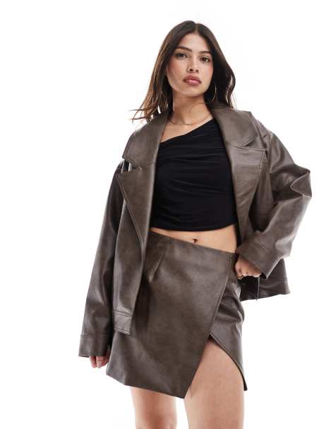 SNDYS - Ensemble veste oversize avec col et mini-jupe portefeuille avec boucle sur le côté en similicuir - Marron délavé - view 1