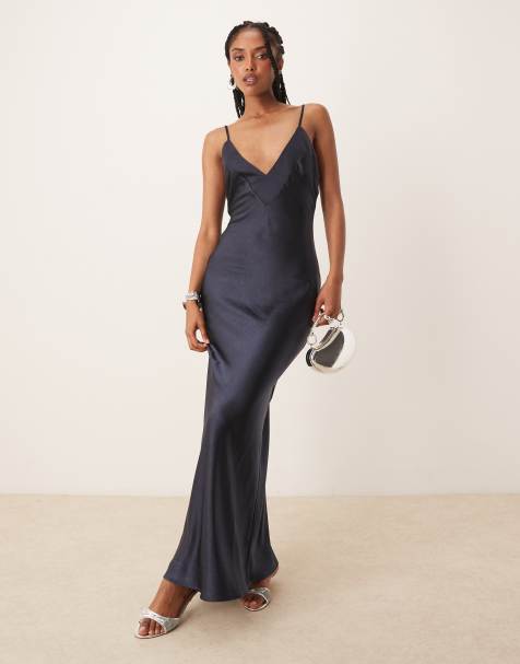 SNDYS - Exclusives - Satijnen maxi-jurk met V-hals en gestrikte achterkant in marineblauw - view 1