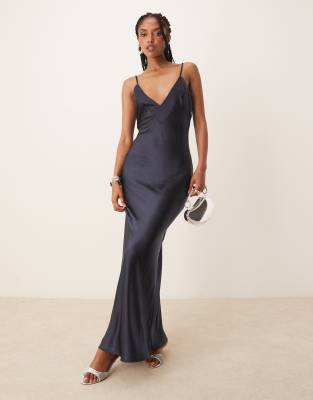 SNDYS - Exklusives Maxikleid aus Satin in Marineblau mit V-Ausschnitt und Bindedetail am Rücken