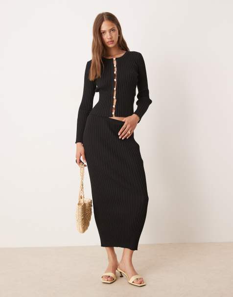 SNDYS - Geribbeld gebreide co-ord set van top met parel, open detail en lange mouwen en maxi rok in zwart - view 1