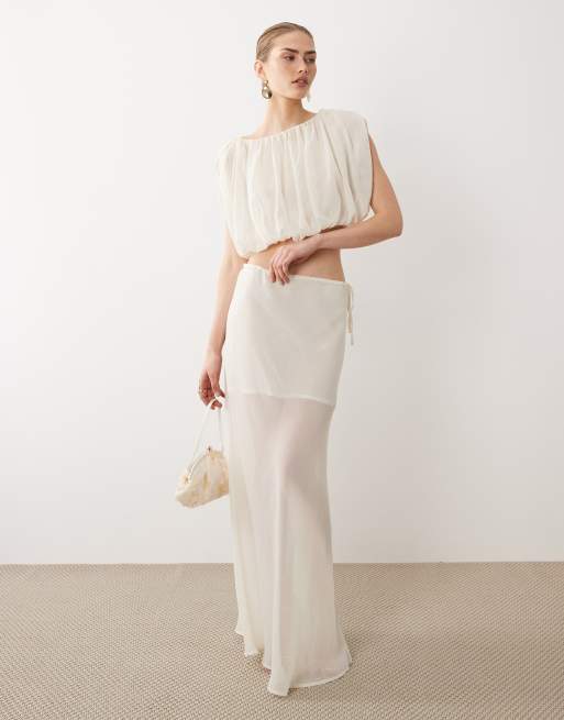 SNDYS - Coordinato bianco sporco con crop top e gonna lunga in chiffon pesante drappeggiato, 2 di 3