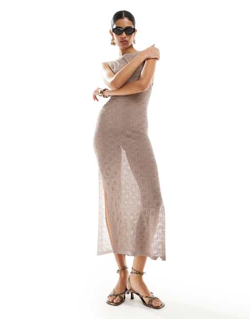 SNDYS – Hochgeschlossenes Maxikleid im Häkel-Look in Mokka mit Oberschenkelschlitz