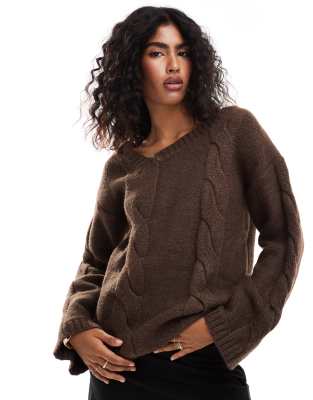 SNDYS - Hochwertiger Strickpullover in Mokka mit Zopfmuster und asymmetrischem V-Ausschnitt-Brown