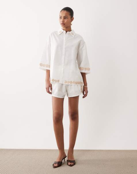 SNDYS - Hvidt sæt i hør- og bomuldsblanding med blomsterapplikationer bestående af højtaljede shorts og oversized skjorte - view 1