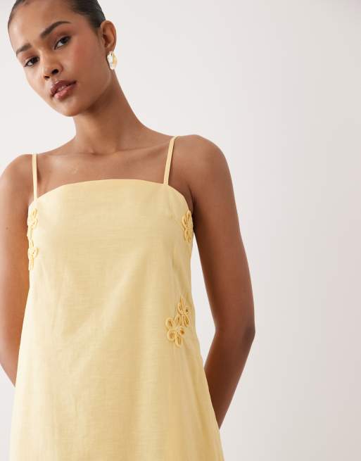 SNDYS – Leinenmix-Minikleid in Gelb mit Blumenapplikation, schmalen Trägern und eckigem Ausschnitt, 4 von 4