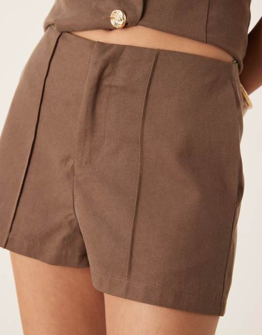 SNDYS linen look pleat front shorts co-ord in brown, 3 of 5
