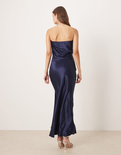 SNDYS - Marineblå bandeau-maxikjole i satin med slå-om-design og bindebånd i taljen, 3 af 4