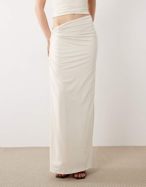 SNDYS - Maxi rok met asymmetrische taille en ring met kralen in crème, deel van co-ord set, 2 van 5