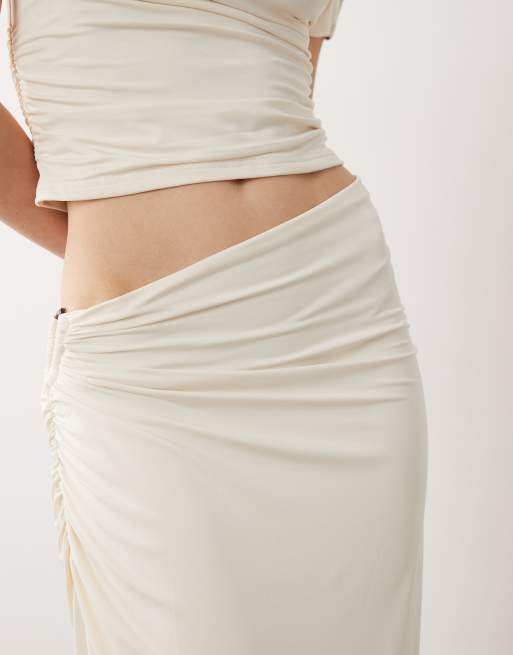 SNDYS - Maxi rok met asymmetrische taille en ring met kralen in crème, deel van co-ord set, 4 van 5
