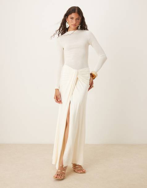 SNDYS - Maxi rok met gedraaid knoopdetail en dijsplit in gebroken wit, deel van co-ord set - view 1