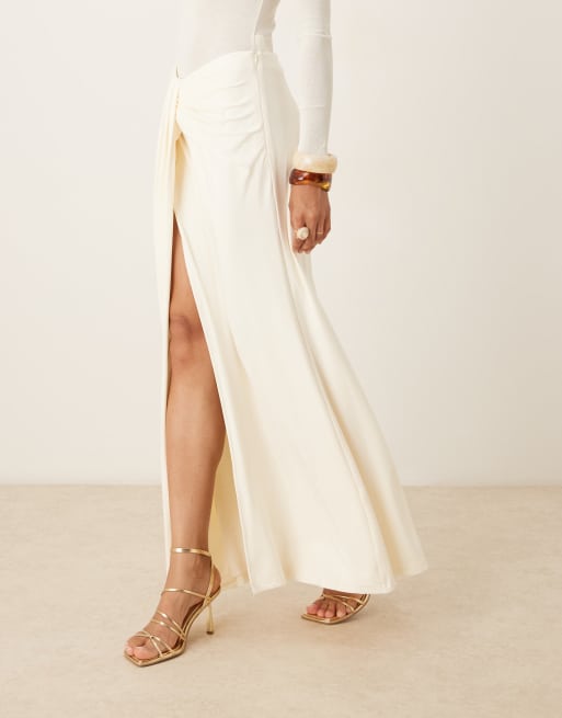 SNDYS - Maxi rok met gedraaid knoopdetail en dijsplit in gebroken wit, deel van co-ord set, 2 van 5