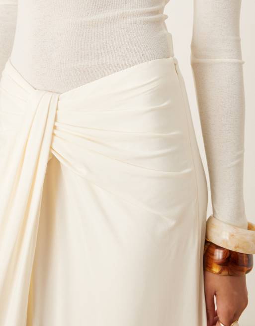 SNDYS - Maxi rok met gedraaid knoopdetail en dijsplit in gebroken wit, deel van co-ord set, 3 van 5