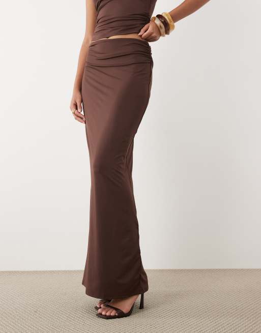 SNDYS - Maxi rok met gerimpeld detail en split aan de achterkant in chocoladebruin, deel van co-ord set, 4 van 5