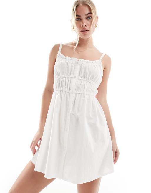 SNDYS – Mini-Trägerkleid aus Leinen in Weiß mit Raffungen