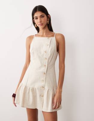 SNDYS - Minikleid aus Leinen-Baumwollmix in Hellbeige mit eckigem Ausschnitt, Knopfdetail und Rüschensaum-Weiß