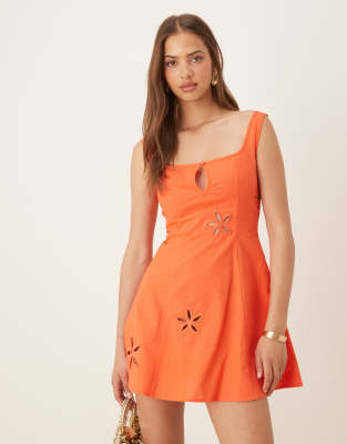 SNDYS - Minikleid aus Leinenmix in Orange mit eckigem Ausschnitt, Schlüsselloch- und Blumen-Cut-Out