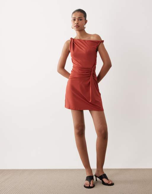 SNDYS – Minikleid in Bernsteinrot mit asymmetrischen Schulterdesign und verdrehtem Taillendetail, 4 von 4