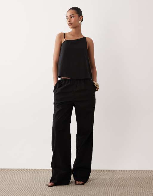 SNDYS - Coordinato in misto lino nero con pantaloni con fondo ampio e top asimmetrico con dettaglio in perline, 2 di 3