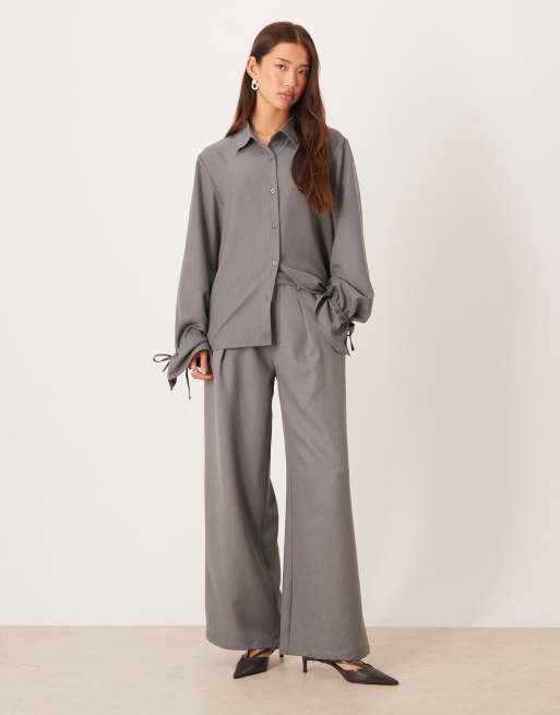SNDYS - Coordinato grigio con pantaloni con piega sul davanti e camicia con maniche arricciate, 2 di 3