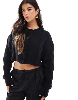 SNDYS premium cropped cable knit cardigan in black φωτογραφία