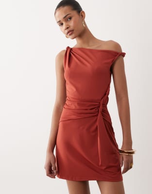Robe courte à épaules asymétriques avec détail torsadé à la taille - Ambre-Rouge M