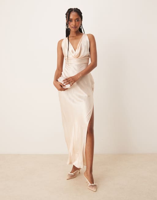 SNDYS – Satin-Maxikleid in Cremeweiß mit Riemchen-Design hinten, hohem Schlitz und One-Shoulder-Träger