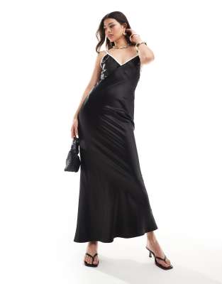 SNDYS - Satin-Maxikleid in Schwarz mit tiefem Ausschnitt, Camisole-Trägern und farblich abgesetzten Nahtdetails