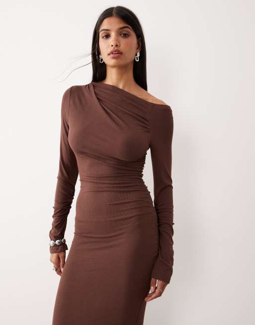 SNDYS – Schulterfreies Maxikleid in Schokobraun mit feiner Rippstruktur und gerafften Details, 2 von 4