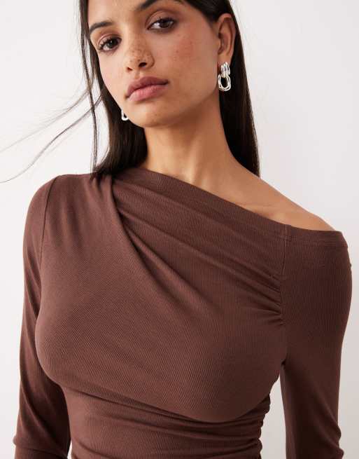 SNDYS – Schulterfreies Maxikleid in Schokobraun mit feiner Rippstruktur und gerafften Details, 3 von 4