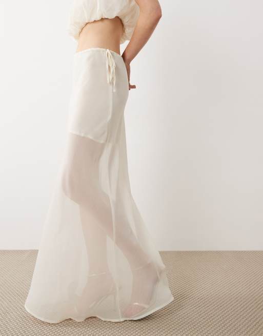 SNDYS – Seitlich gebundener Chiffon-Maxirock in Wollweiß mit kontrastierendem, durchscheinendem Detail, Kombiteil, 2 von 5