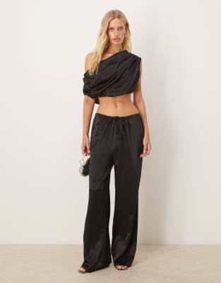 SNDYS – Set aus Satin in Schwarz, aus gerafftem, drapiertem Oberteil mit One-Shoulder-Träger und weit geschnittener Hose - view 1
