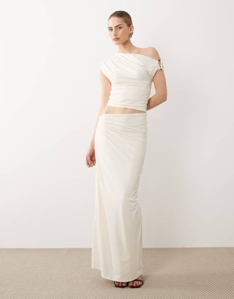 SNDYS – Set in Creme mit schulterfreiem, drapiertem Oberteil mit perlenbesetztem Ringdetail und Maxirock mit asymmetrischer Taille - view 1
