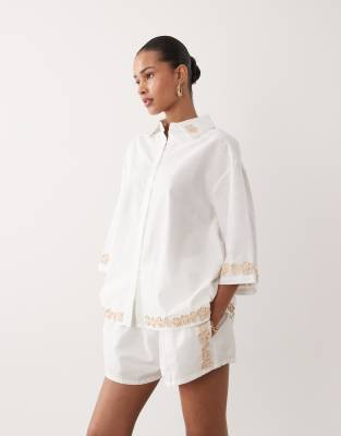 SNDYS - Shorts aus Leinen-Baumwollmix in Weiß mit hohem Bund und Blumenapplikation, Kombiteil