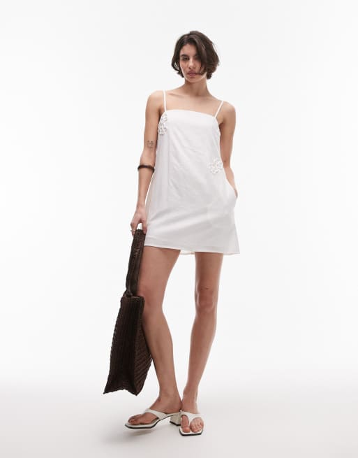 SNDYS - Vestito corto a canottiera con scollo squadrato in misto lino bianco con fiore applicato, 2 di 4