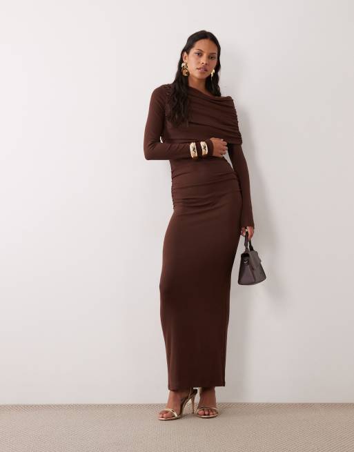 SNDYS vestito lungo arricciato con spalla asimmetrica e dettaglio ripiegato in chocolate, 1 di 4