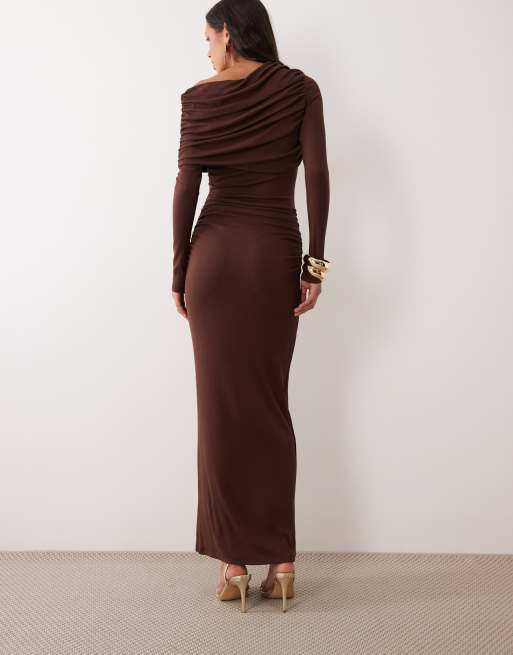 SNDYS vestito lungo arricciato con spalla asimmetrica e dettaglio ripiegato in chocolate, 4 di 4