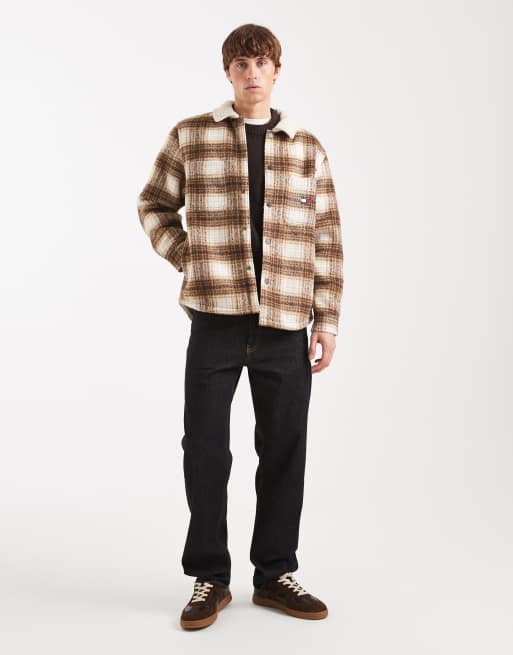 Sobrecamisa a cuadros marrones con logo en el pecho de tejido tipo peluche de Tommy Jeans, 2 de 5