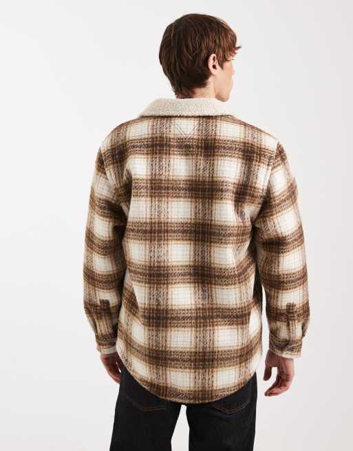 Sobrecamisa a cuadros marrones con logo en el pecho de tejido tipo peluche de Tommy Jeans, 3 de 5