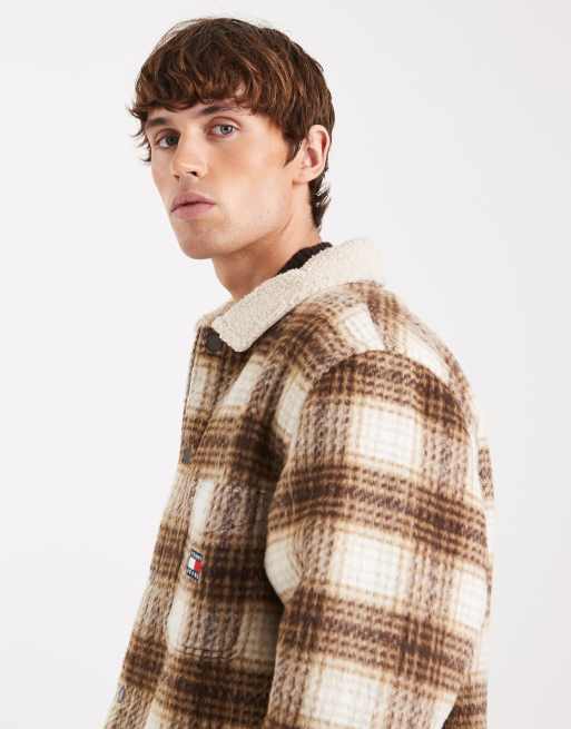 Sobrecamisa a cuadros marrones con logo en el pecho de tejido tipo peluche de Tommy Jeans, 4 de 5