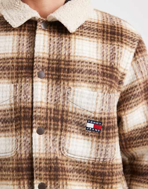 Sobrecamisa a cuadros marrones con logo en el pecho de tejido tipo peluche de Tommy Jeans, 5 de 5