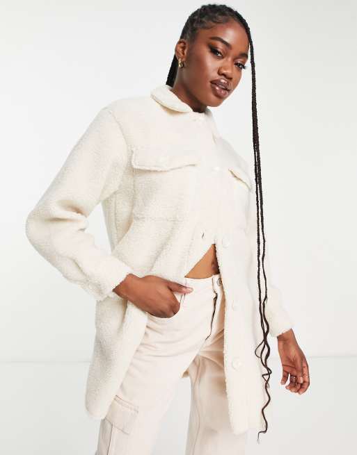 Sobrecamisa color crema de borreguito de New Look