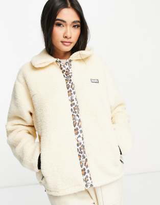 Sobrecamisa color crudo con ribetes de leopardo de borreguito de Levi's