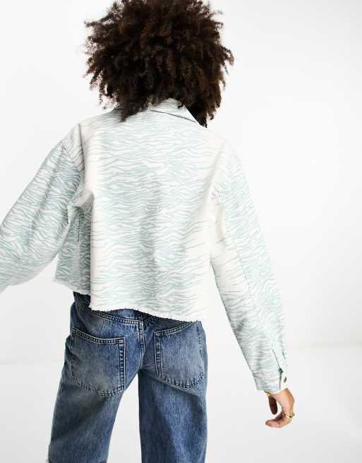Sobrecamisa corta azul con estampado animal y acabado lavado de sarga de ASOS DESIGN, 4 de 4