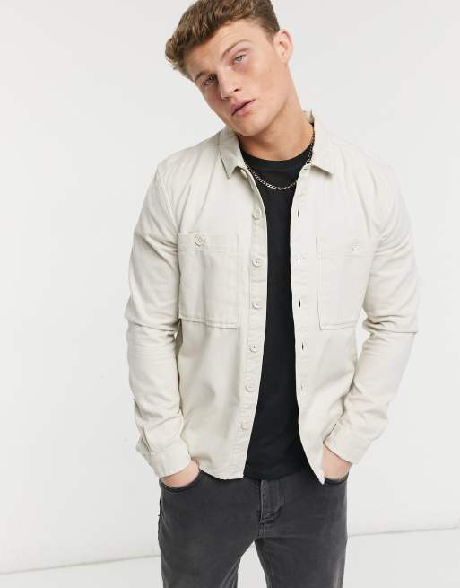 Sobrecamisa en blanco hueso con bolsillo doble de sarga de New Look, 4 de 4