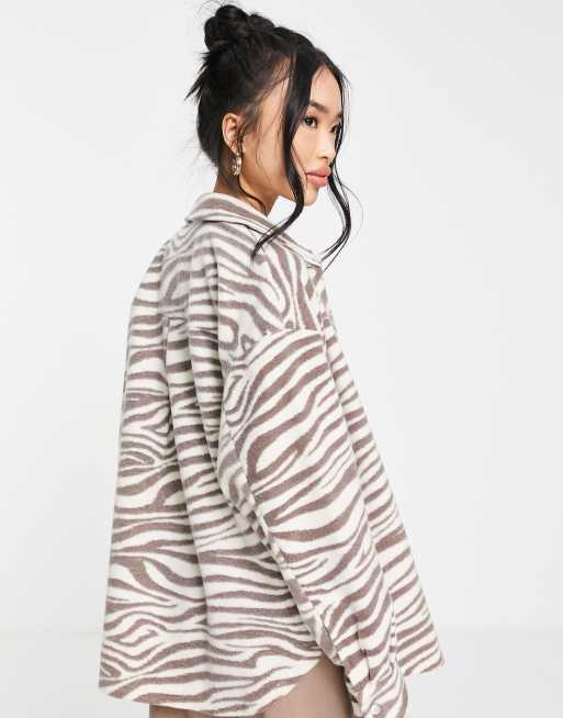 Sobrecamisa marrón extragrande con estampado de cebra de ASOS DESIGN, 4 de 4