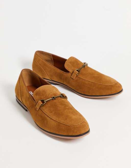 Solbrændt-farvede loafers med imiteret ruskind og spænde fra ASOS DESIGN