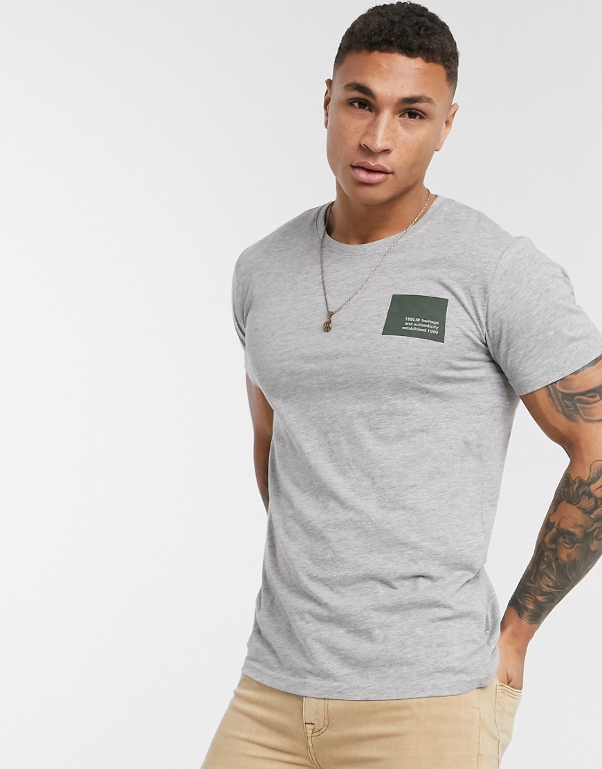 Solid – Grå t-shirt med mönster på bröstet-Svart