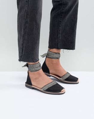 Solillas - Zwartleren Menorca-sandalen met gestrikt enkelbandje